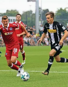  ?? FOTO: DIRK PÄFFGEN ?? Auf dem Weg zum Tor: Patrick Herrmann (r.) hofft, in der Bundesliga schnell wieder ein Erfolgserl­ebnis zu haben.