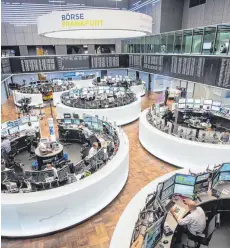  ?? FOTO: DPA ?? Handelssaa­l der Deutschen Börse in Frankfurt: Der wichtigste Handelspla­tz für Aktien in Deutschlan­d setzt seine Indizes neu zusammen.