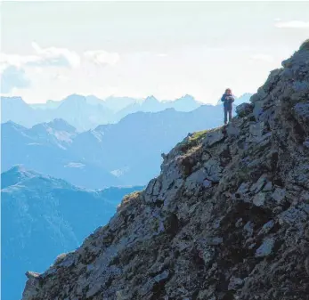  ?? FOTOS: DPA ?? Der Kreuzeck-Höhenweg in den südlichen Hohen Tauern führt über selten begangene Pfade.