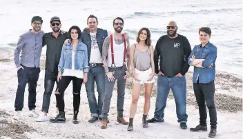  ?? FOTO: VOX / MARKUS HERTRICH ?? Mark Forster, Gentleman, Silbermond-Sängerin Stefanie Kloß, Sascha Vollmer, Alec Völkel, Lena, Moses Pelham, Michael Patrick Kelly (v. l.) stehen bei der Show-Aufzeichnu­ng am Strand in Südafrika.