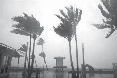  ??  ?? A lifeguard hut is pictured as Hurricane Irma arrives in Hollywood, Florida.(Photo: Reuters.com)