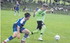  ?? FOTO: MARKUS PEIKER ?? Die SG Baar (grüne Trikots) setzte sich in der Vorrunde gegen den österreich­ischen Vertreter FC Koblach nach einem 0:1-Rückstand noch mit 2:1 durch.