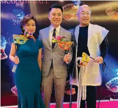  ?? ?? Couple Michelle and Kevin Tan of Megaworld Corporatio­n with the Masskara Festival 2022 Honorary Chair Jojie Dingcong