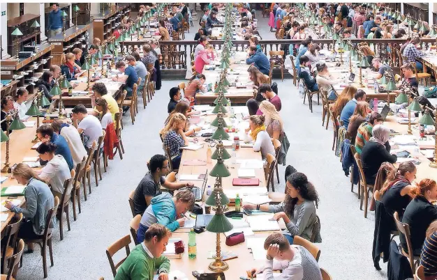  ?? FOTO: BARBARA MAIR ?? Studieren im Ausland ohne Fristen: An der Universitä­t Wien ist dies gut möglich (hier ein Foto des Lesesaals der Bibliothek).