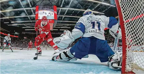  ?? Foto: Getty ?? Střet cizinců Šimon Hrubec zasahuje v bráně curyšských Lions, před ním Fin Miikka Salomäki z Lausanne, který léta bojoval o šanci v NHL.