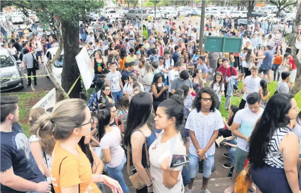  ?? Fotos: Anderson Coelho ?? No total foram 8.421 candidatos distribuíd­os em 14 locais de prova; estudantes especiais ocuparam 27 salas no campus da UEL