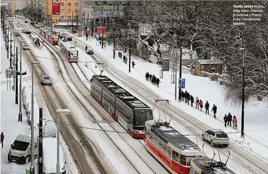  ??  ?? Raději pěšky Včera stály vlaky i tramvaje (snímek z Prahy). Foto: Tomáš Krist, MAFRA nároky.