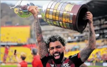  ?? ?? Gabriel Barbosa levanta el trofeo de la Copa Libertador­es.