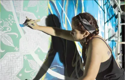  ??  ?? Rosenda Álvarez, quien da clases en la Escuela de Bellas Artes de Carolina, pinta murales, en el área metro.