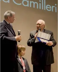  ??  ?? 2010: Ettore Mocchetti (a sinistra) consegna ad Andrea Camilleri il “Premio Piero Chiara alla carriera” di cui AD era all’epoca media partner. Il grande scrittore siciliano fu un buon amico di AD e nel 1995 scrisse un pezzo memorabile per “La casa la vita”, storica rubrica di AD ideata da Mocchetti e Piero Chiara.