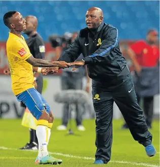  ?? Pictur: GALLO IMAGES ?? HAND IT TO HIM: Cape Town City and former Mamelodi Sundowns star Teko Modise, left, seen here in Downs colours, believes the Brazilians coach Pitso Mosimane can win the coach of the year award