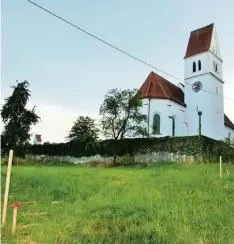  ?? Foto: Armin Schmid ?? Unterhalb der Osterberge­r Pfarrkirch­e St. Peter und Paul soll das neue Pfarrheim, das den Namen Paulushaus tragen wird, entstehen.