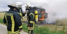  ?? FOTO: FEUERWEHR ?? Unter Atemschutz mussten Feuerwehrl­eute die Strohpress­e von Hand öffnen, um an den brennenden Rundballen zu gelangen.