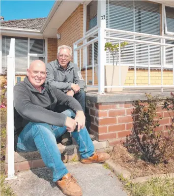  ?? Picture: ALISON WYND ?? Brothers Neil and Graham Boyd at 23 Roebuck St, Newtown.