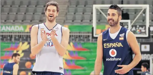  ??  ?? GRANDES AMIGOS. Pau Gasol y Juan Carlos Navarro se reencontra­rán de nuevo este verano en la Selección española.