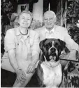  ??  ?? Kurt Deschler mit Frau Vera und dem Hund im Jahr 1992.