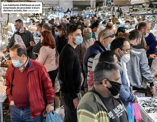  ?? PHOTO AFP ?? Les habitants d’athènes se sont empressés de procéder à leurs derniers achats, hier.