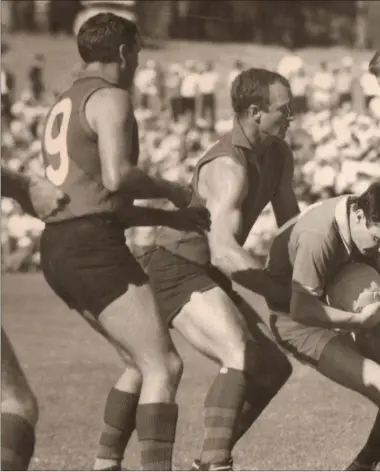  ??  ?? Meath’s Peter Black is well surrounded in this action shot, while Oliver Shanley awaits developmen­ts.