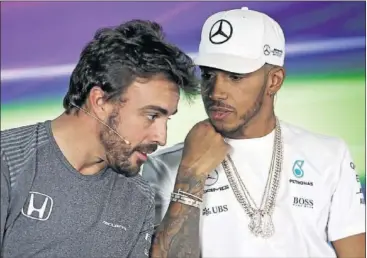  ??  ?? RIVALES. Fernando Alonso y Lewis Hamilton, en la primera rueda de prensa de la temporada 2017.