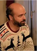  ??  ?? Kevin (Scott Adsit) hat schon mal den Weihnachts­pulli ausgepackt