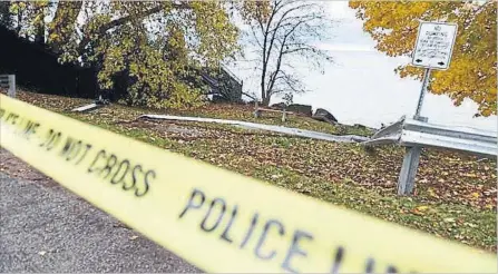  ?? NIKKI WESLEY
METROLAND ?? The scene at the end of Maple Grove Drive where a vehicle was driven into Lake Ontario early Monday morning.