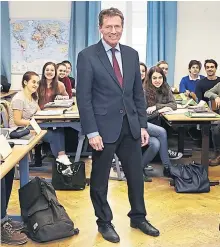  ?? Katharina Roßboth ?? Lateiner Karlheinz Töchterle springt für seine frühere Studentin Sarah Niedertsch­eider als Lehrer in der 7b des Akademisch­en Gymnasiums in Wien ein. Was viele nicht wissen: Er hat Lehramt studiert – und sogar ein verkürztes Praktikum in der Schule...