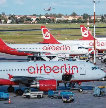  ?? Foto: Wolfgang Kumm, dpa ?? Glaubt man Experten, dann besteht bei Air Berlin weiterhin die Gefahr eines sogenannte­n „Groundings“. Das heißt, dass alle Flug zeuge am Boden bleiben, etwa weil der Fluggesell­schaft das Geld ausgeht.