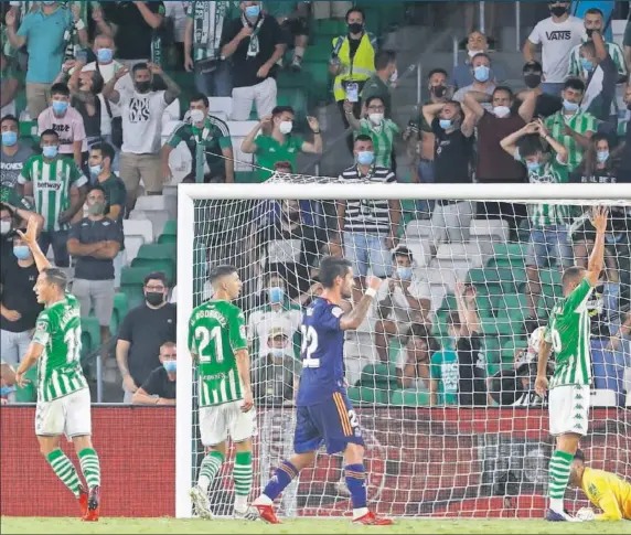  ??  ?? Carvajal hizo el único gol en el 61' con un gran remate, aunque los jugadores del Betis pidieron, erróneamen­te, que la pelota había salido de fondo.