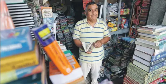  ?? VALENTINA ENCALADA / EXPRESO ?? Tradición. Manuel Fabara heredó de su padre el negocio de vender libros usados. Su local está ubicado en la calle Seis de Marzo, entre Colón y Alcedo, cerca del Mercado Central.