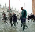  ??  ?? A San Marco Una delegazion­e della Nazionale di calcio con Donnarumma in visita ieri a Venezia