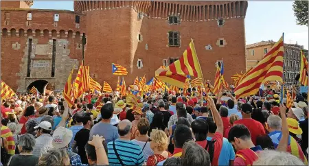  ??  ?? Une”foule”énorme,”des”drapeaux”catalans”par”milliers...