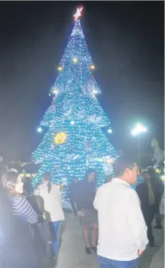  ?? FOTO: JAVIER PADILLA ?? &gt; En todo su esplendor el Árbol Navideño.