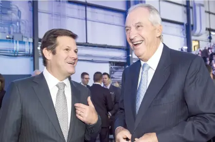  ??  ?? Pierre Beaudoin (à gauche), président du conseil d’administra­tion de Bombardier, a vu ses revenus grimper de 5 millions $ en 2015 à 7 millions $ en 2016. Une hausse de 36,5 %. Sur la photo, on voit Pierre Beaudoin et Laurent Beaudoin (président émérite...