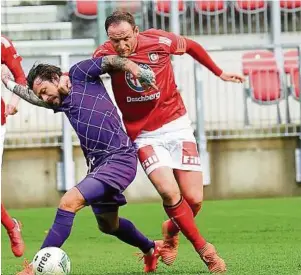  ?? SOBE ?? Austria Klagenfurt und Philipp Hütter (Mitte) mussten sich gegen Gurten mit einem 2:2 begnügen