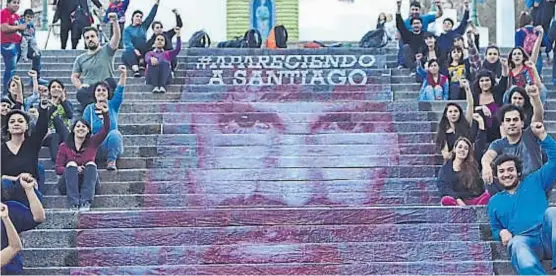  ?? (PTS) ?? Parque Sarmiento. Sobre la escalinata, militantes del Partido de los Trabajador­es Socialista­s elaboraron un mural con la imagen de Maldonado.