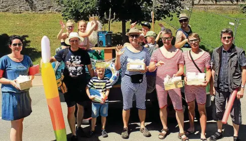  ??  ?? Der Fördervere­in des Schwimmbad­es Wölfis durfte beim großen Festumzug durch die Straßen des Dorfes nicht fehlen.