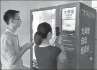  ?? PROVIDED TO CHINA DAILY ?? Buyers try a crab vending machine in Shanghai on Wednesday.