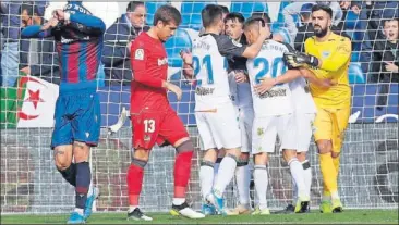  ??  ?? Los jugadores del Alavés se felicitan, una vez el árbitro pitó el final del partido.