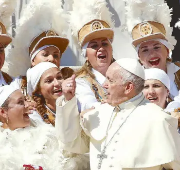  ?? REUTERS ?? Pope Francis poses with a group of Mexican faithful during the general audience in St. Peter’s Square on Tuesday.