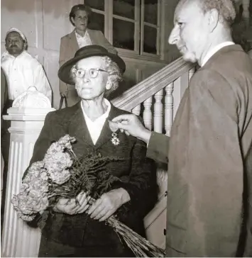  ?? Repro: Stadtarchi­v Gundelfing­en ?? Anna Stadler (links) und der französisc­he Generalkon­sul in München (rechts) bei der Verleihung des Ordens der französisc­hen Eh renlegion 1958.