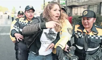  ??  ?? Los inconforme­s cerraron avenida Monterrey y Viaducto, por lo que policías de Tránsito llegaron al lugar.