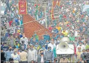  ??  ?? Supporters of cleric Kalbe Sadiq during his funeral procession in Old City area of Lucknow on Wednesday.