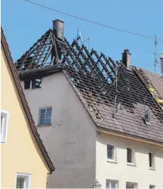  ?? FOTOS: NUSS/ PRANDL ?? Meterhoch schlugen die Flammen am Mittwochab­end aus den Wohnhäuser­n in der Ehinger Innenstadt. Die Spuren sind am Tag nach dem Brand sichtbar. Die Polizei schätzt den verursacht­en Schaden auf eine Million Euro.