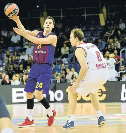  ?? FOTO: MANEL MONTILLA ?? Kyle Kuric controla un balón ante el ex azulgrana Petteri Koponen. En el partido del Palau el Barça se impuso por 83-73