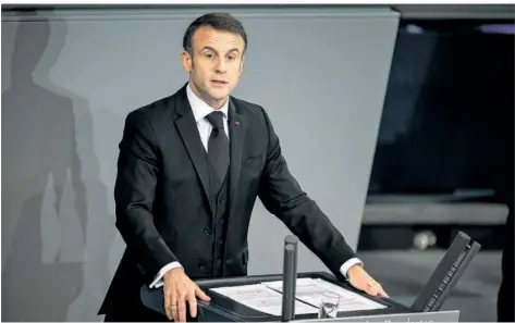  ?? FOTO: MICHAEL KAPPELER/DPA ?? In einer in großen Teilen auf Deutsch gehaltenen Rede würdigte Frankreich­s Präsident Emmanuel Macron den verstorben­en CDU-Politiker.