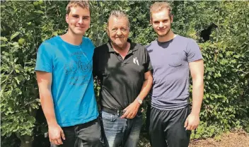  ?? NGZ-FOTO: VON ?? Duo mit Vorbild: Marcel Kunschke (l.) und Mauro Quirini mit Schneckenh­aus-Chef Norbert Wolf. „Wir haben eine Menge bei ihm gelernt.“