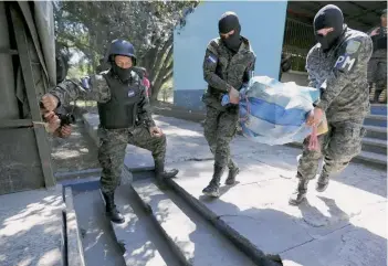  ?? EFE ?? Soldados hondureños presentan una carga de cocaína decomisada en aguas del Pacífico.