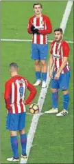  ??  ?? DERBI. Torres, Koke y Grizzi.