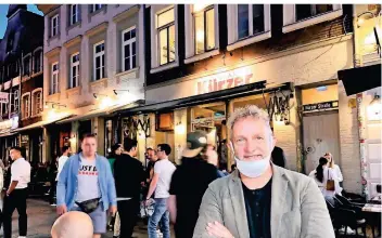  ?? RP-FOTO: UJR ?? Hans-Peter Schwemin ist Chef der Hausbrauer­ei Kürzer an der Kurze Straße. Die Kontrolle von Tests will er künftig nicht mehr durchführe­n und auf eine 2G-Regel setzen.