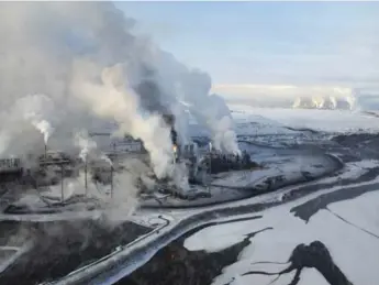  ?? ROBBIE MCCLARAN/BLOOMBERG FILE PHOTO ?? Alberta’s economy is forecast to grow 2.1 per cent this year, largely due to the rebuilding of Fort McMurray.